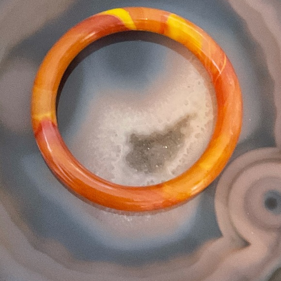 Vintage orange Bakelite bangle bracelet - Picture 3 of 5